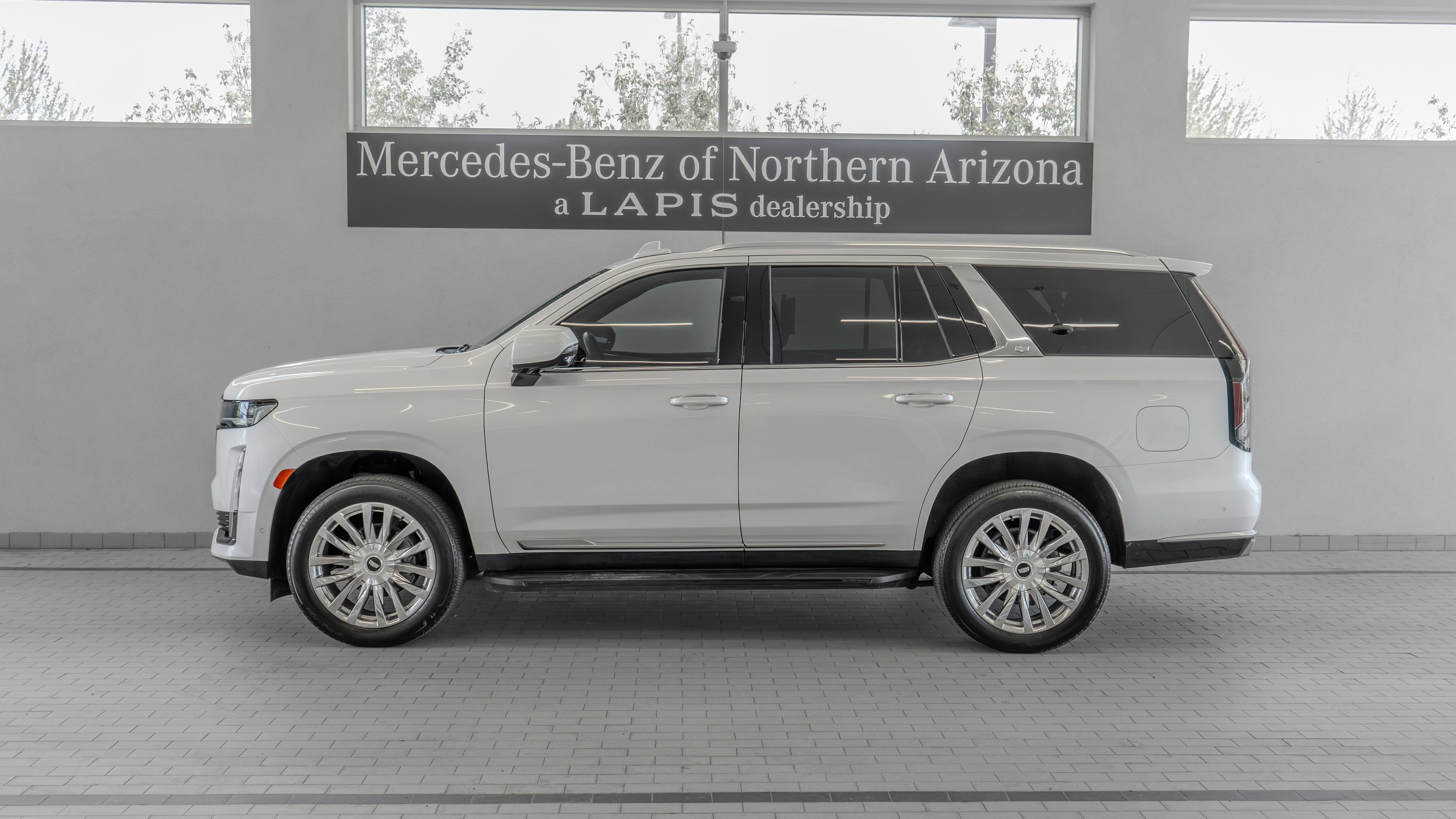 Used 2023 Cadillac Escalade Premium Luxury AWD/4WD image 2