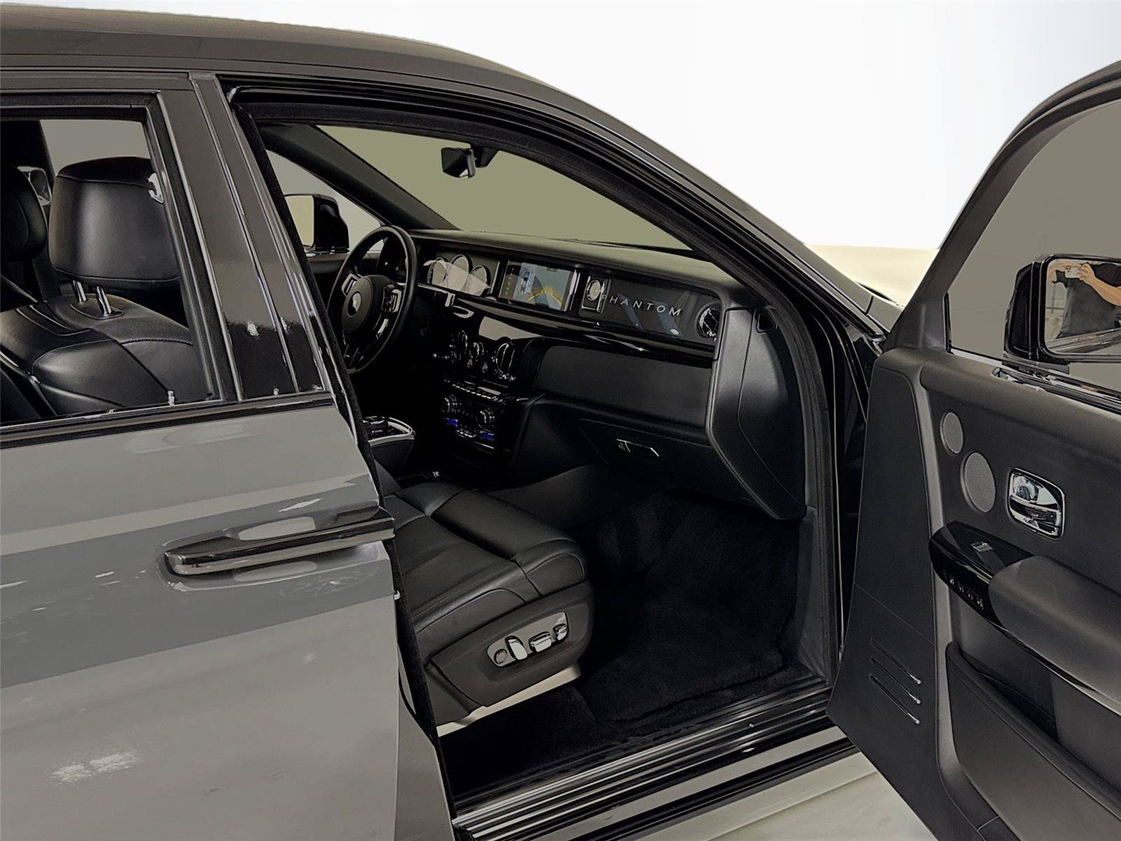 Used 2019 Rolls-Royce Phantom Sedan RWD image 35