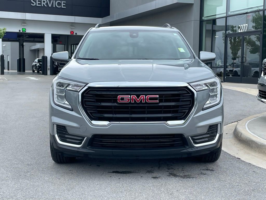 Used 2024 GMC Terrain SLE w/ Driver Convenience Package FWD image 2
