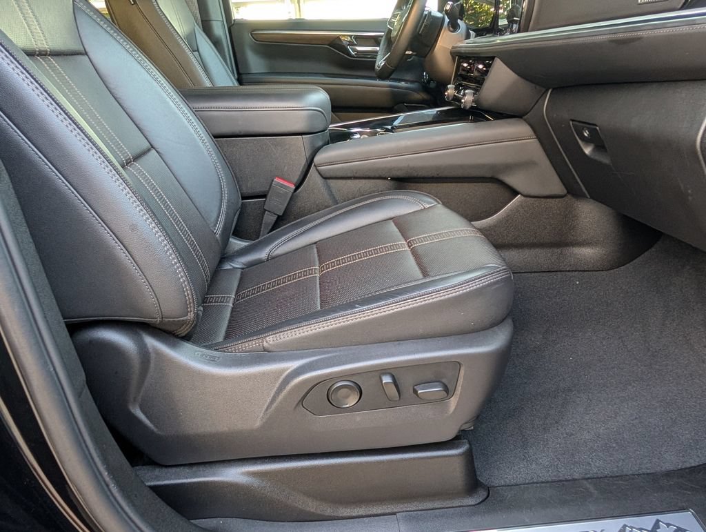 Used 2025 Chevrolet Tahoe High Country AWD/4WD image 27