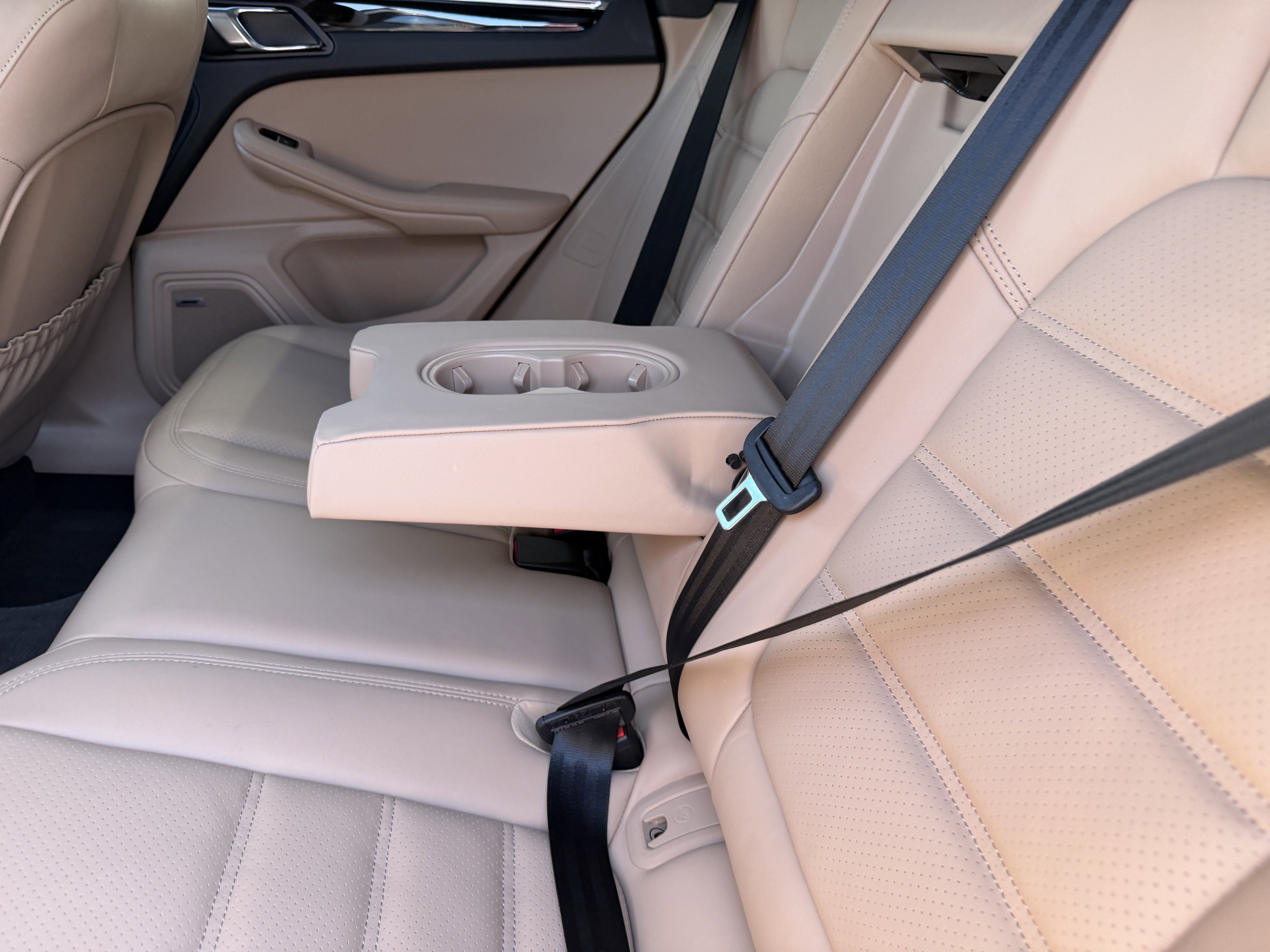 Certified 2025 Porsche Macan AWD/4WD image 21