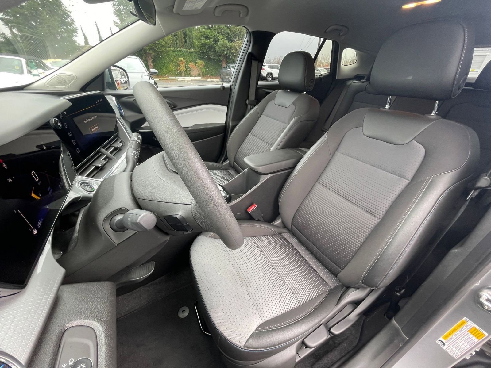 Used 2025 Chevrolet Trax LT image 31