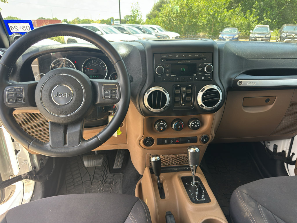 Used 2014 Jeep Wrangler Unlimited Sahara w/ Connectivity Group AWD/4WD image 30