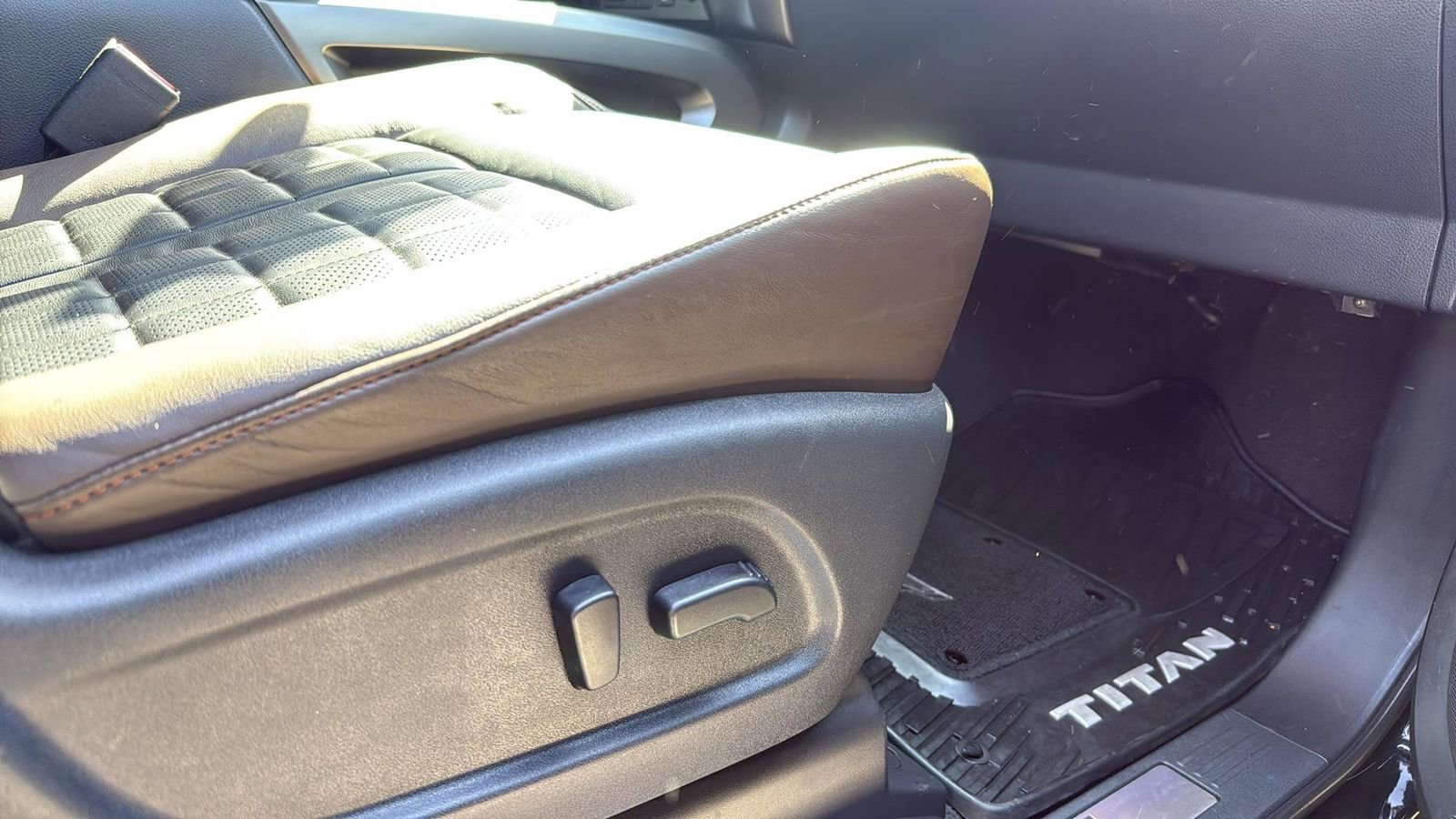 Used 2017 Nissan Titan Platinum Reserve image 21