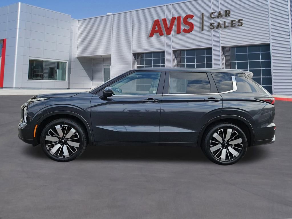 Used 2025 Mitsubishi Outlander SE image 2