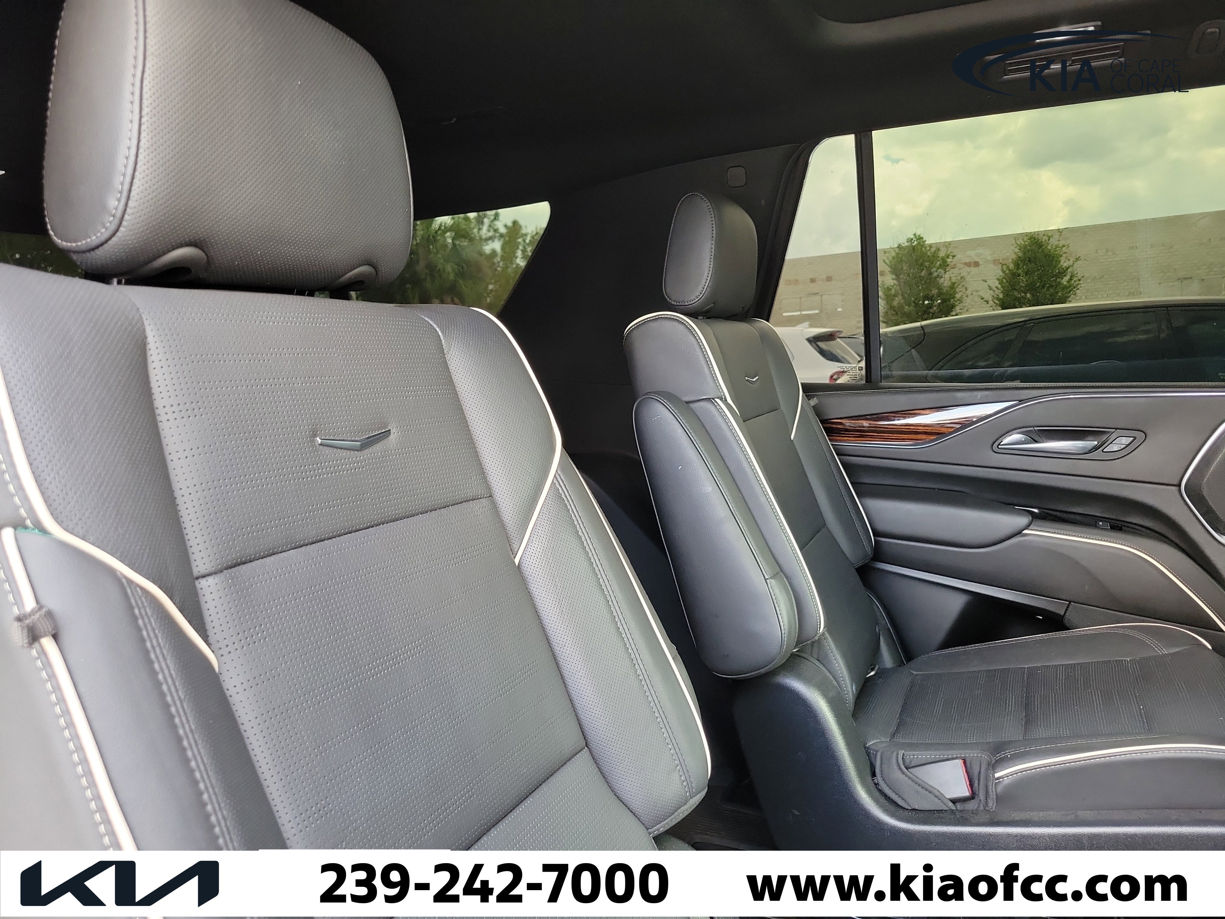Used 2021 Cadillac Escalade Premium Luxury image 12