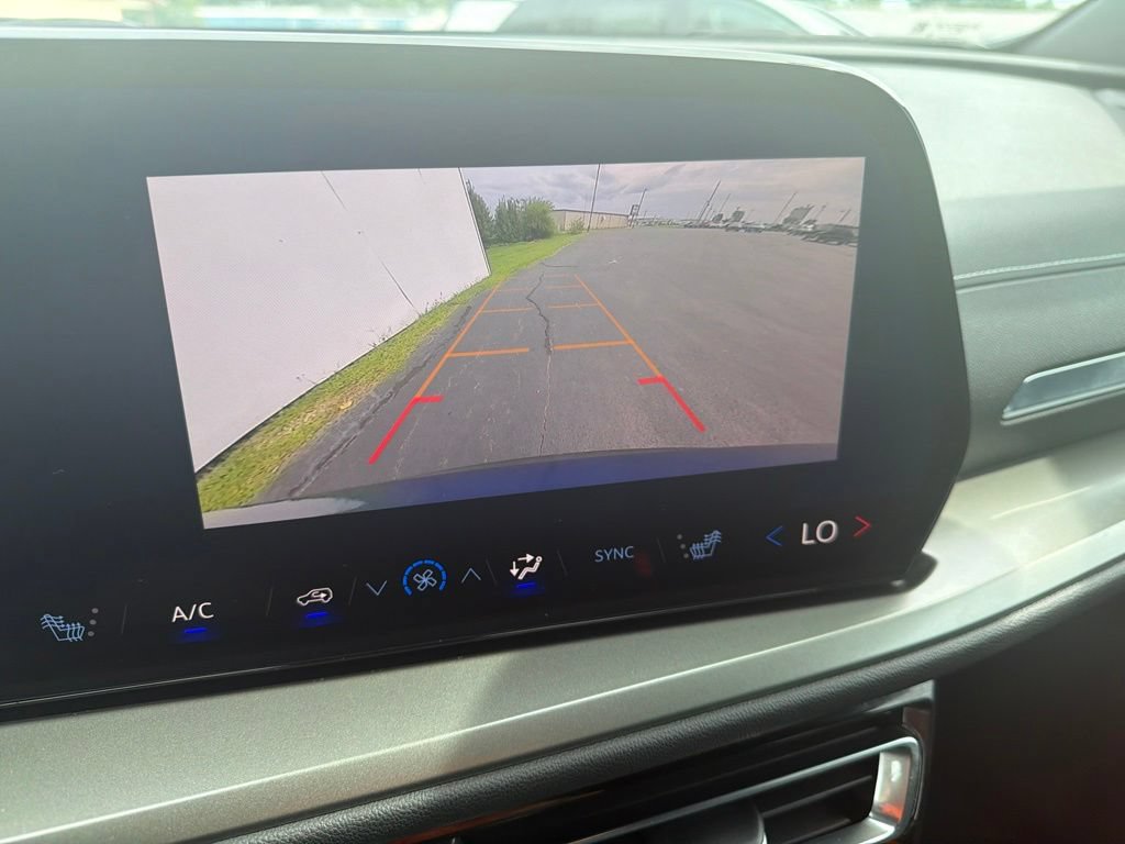 Used 2025 Chevrolet Traverse LT AWD/4WD image 17