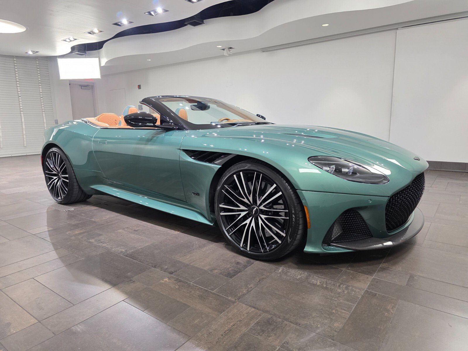 Used 2023 Aston Martin DBS Superleggera Volante image 1