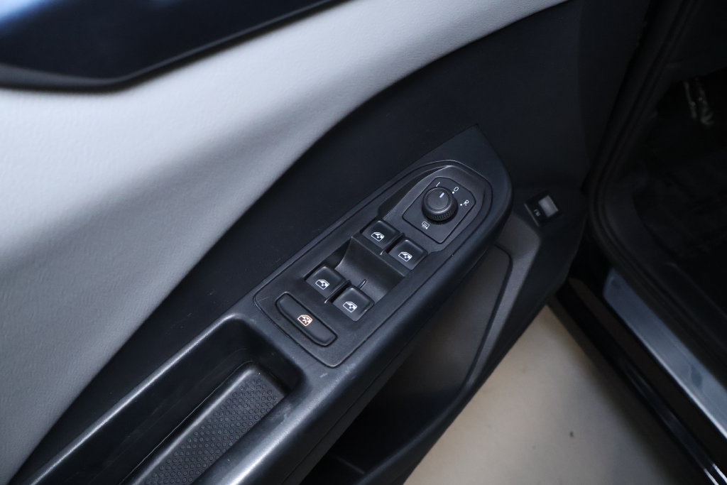 Used 2023 Volkswagen Taos SE w/ Panoramic Sunroof Package AWD/4WD image 14