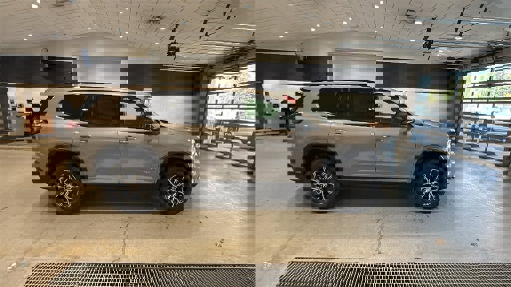 New 2026 GMC Acadia AT4 w/ Luxury Package image 8