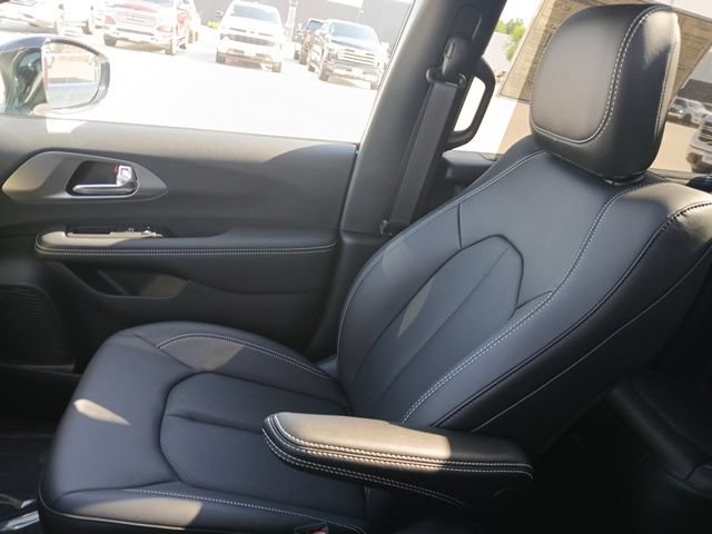 New 2026 Chrysler Pacifica Select FWD image 22