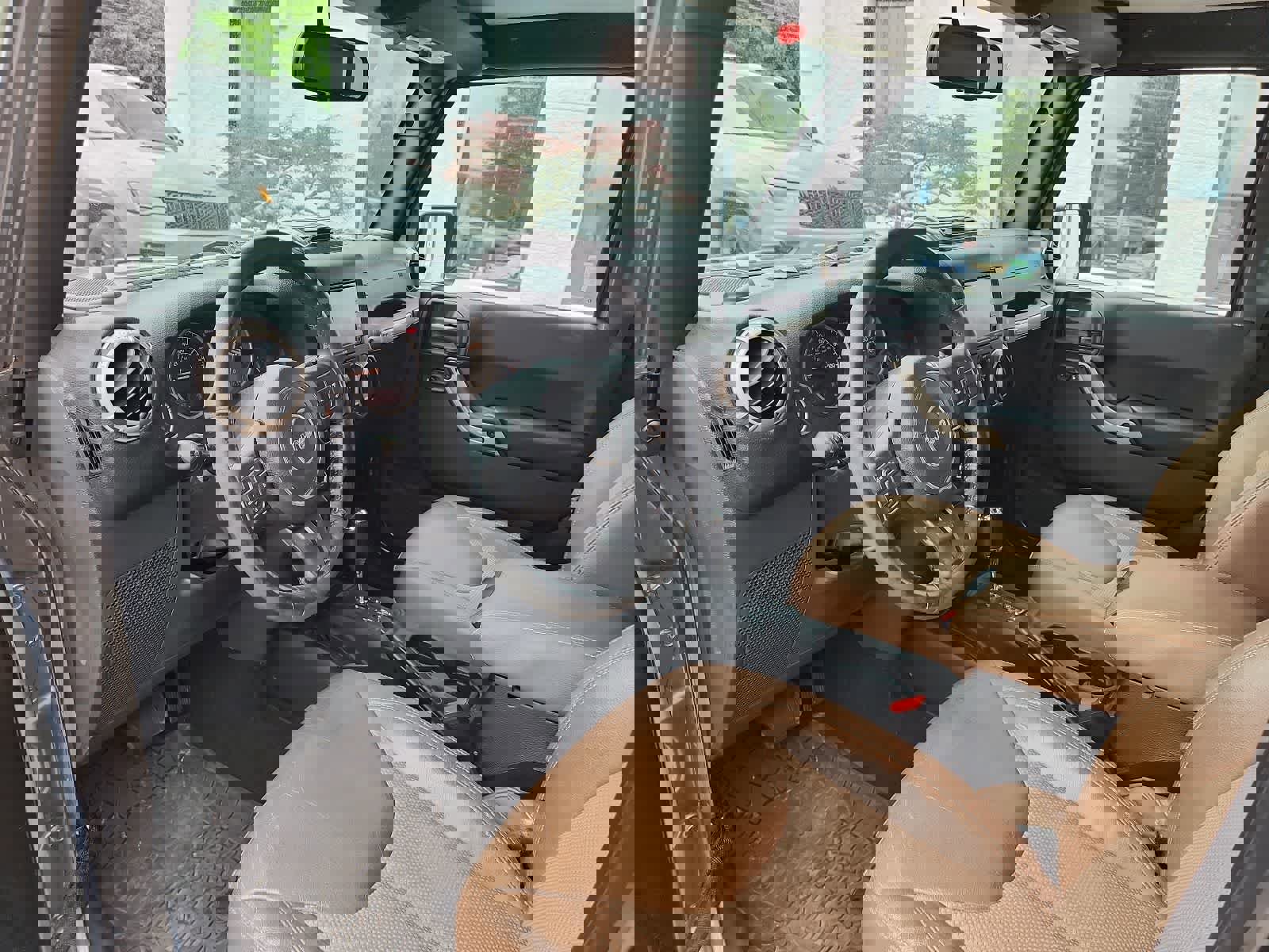 Used 2016 Jeep Wrangler Unlimited Sahara AWD/4WD image 13