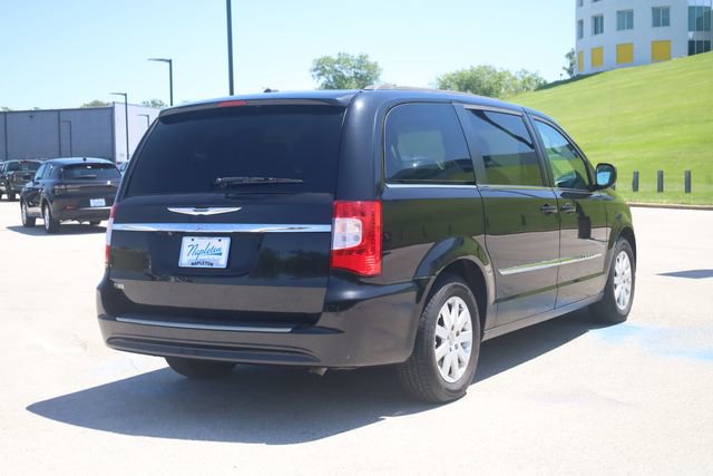 Used 2015 Chrysler Town & Country Touring FWD image 4