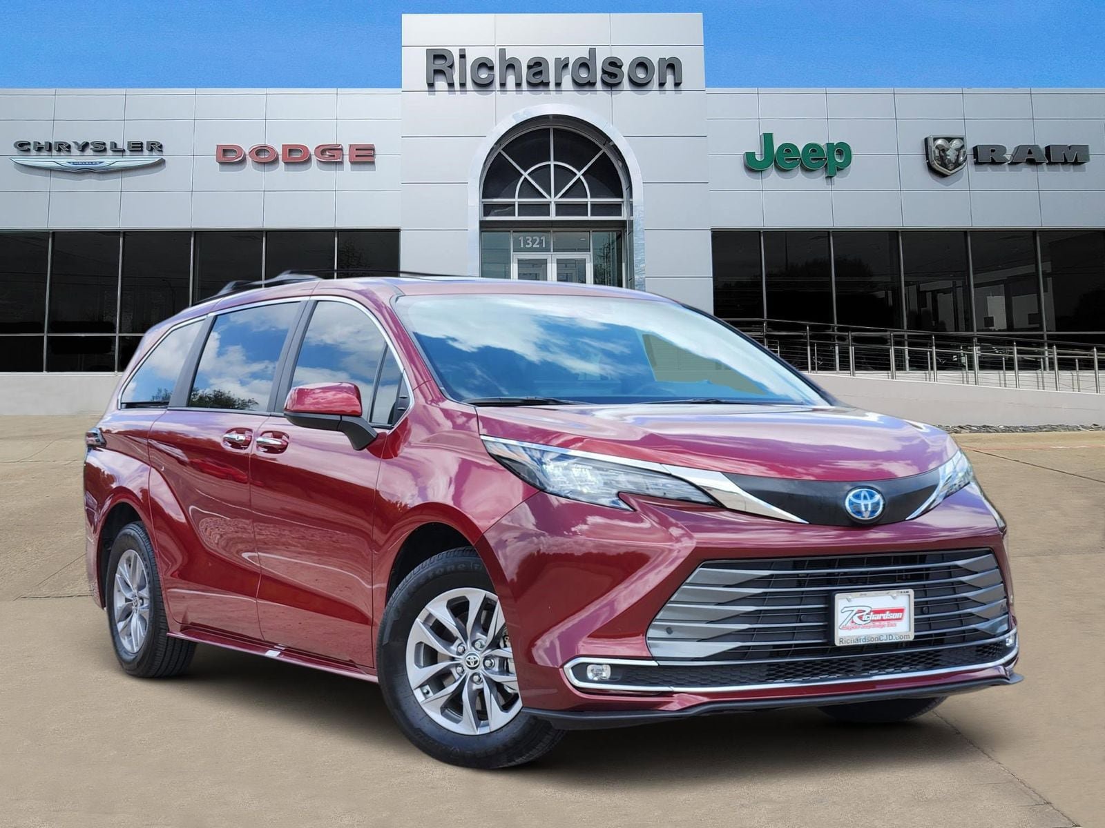 Used 2025 Toyota Sienna XLE image 1