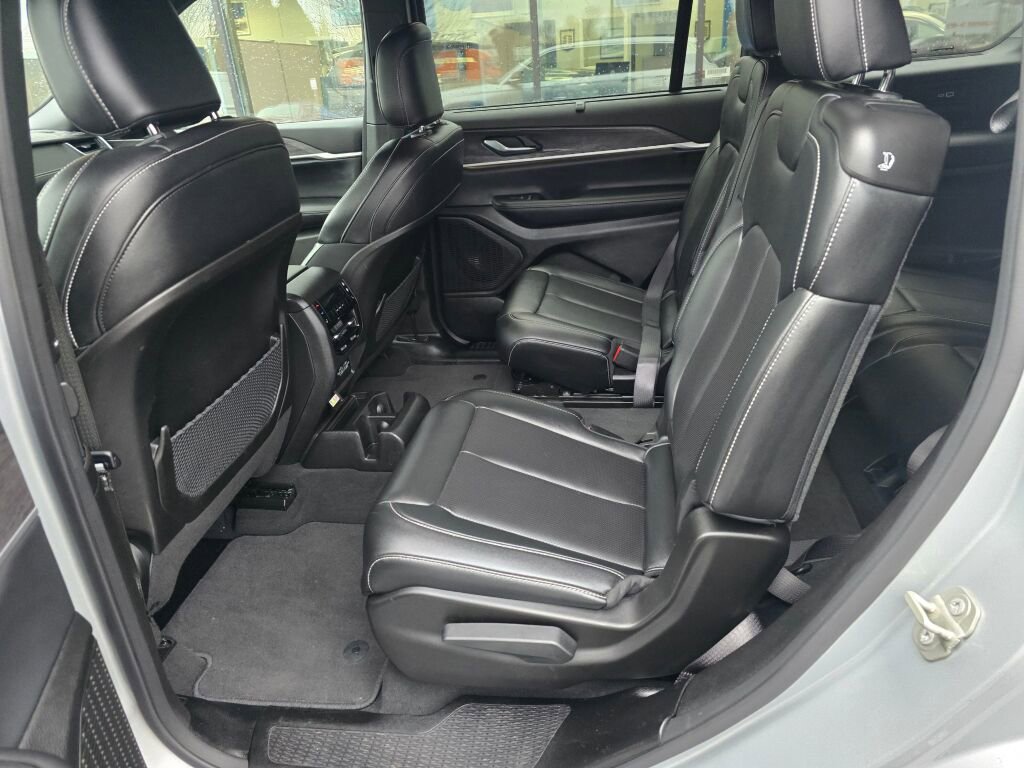 Used 2024 Jeep Grand Cherokee L Limited w/ Luxury Tech Group II image 14