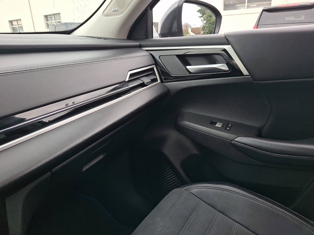 Used 2024 Mitsubishi Outlander 4WD Plug-In Hybrid image 31
