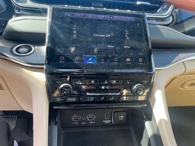 Used 2023 Jeep Grand Cherokee Limited w/ Luxury Tech Group II AWD/4WD image 32