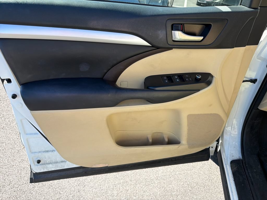 Used 2018 Toyota Highlander XLE AWD/4WD image 11