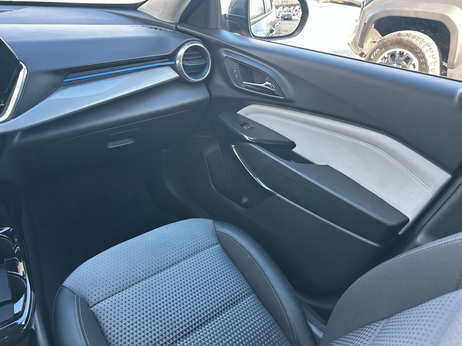 Used 2025 Chevrolet Trax LT w/ LT Convenience Package image 33