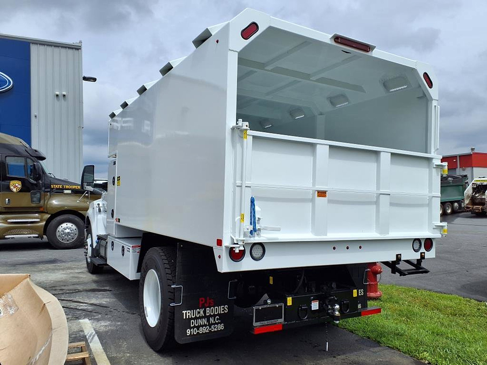 New 2026 Ford F750 2WD Regular Cab Super Duty image 5