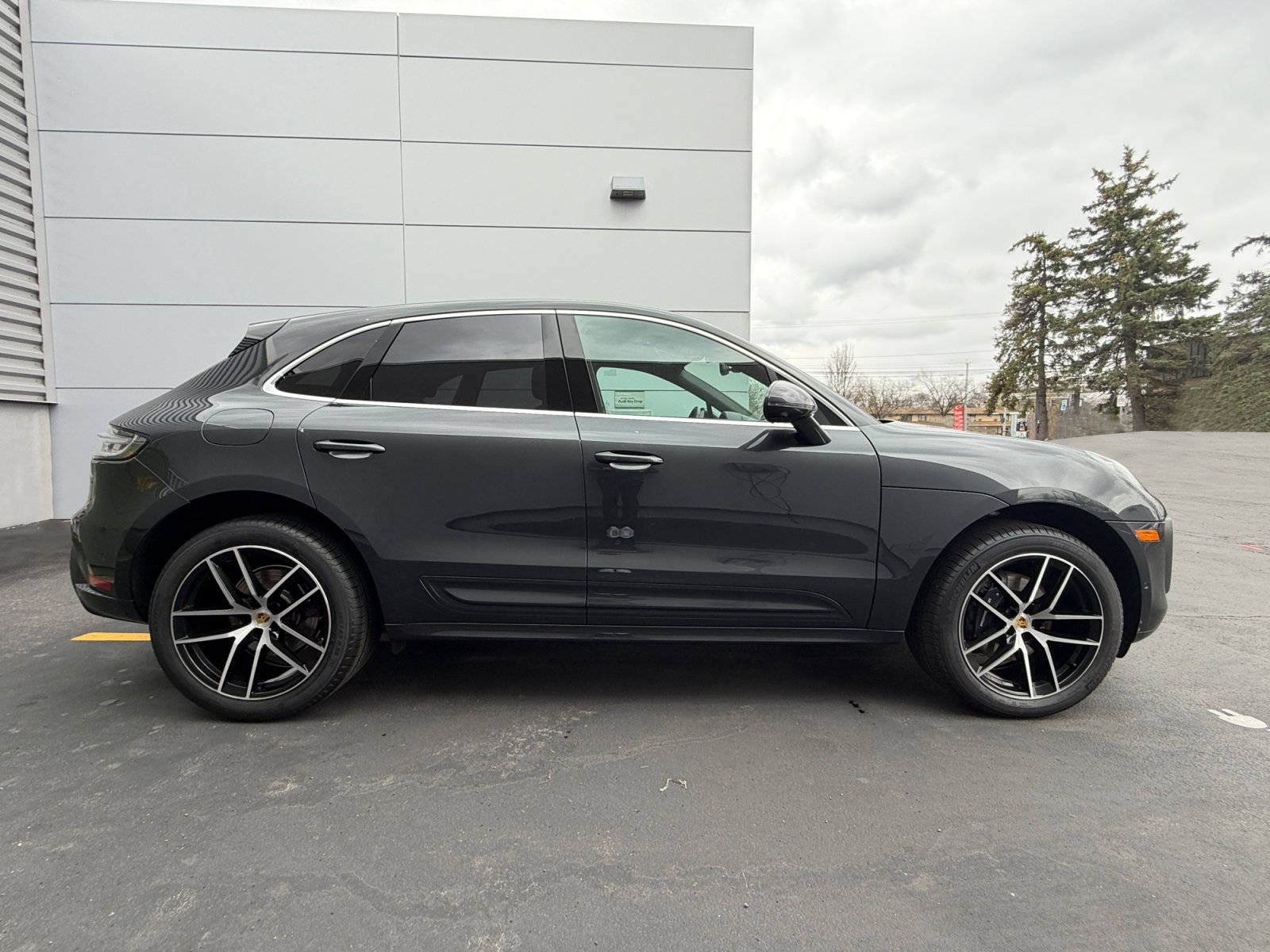 Used 2025 Porsche Macan AWD/4WD image 12
