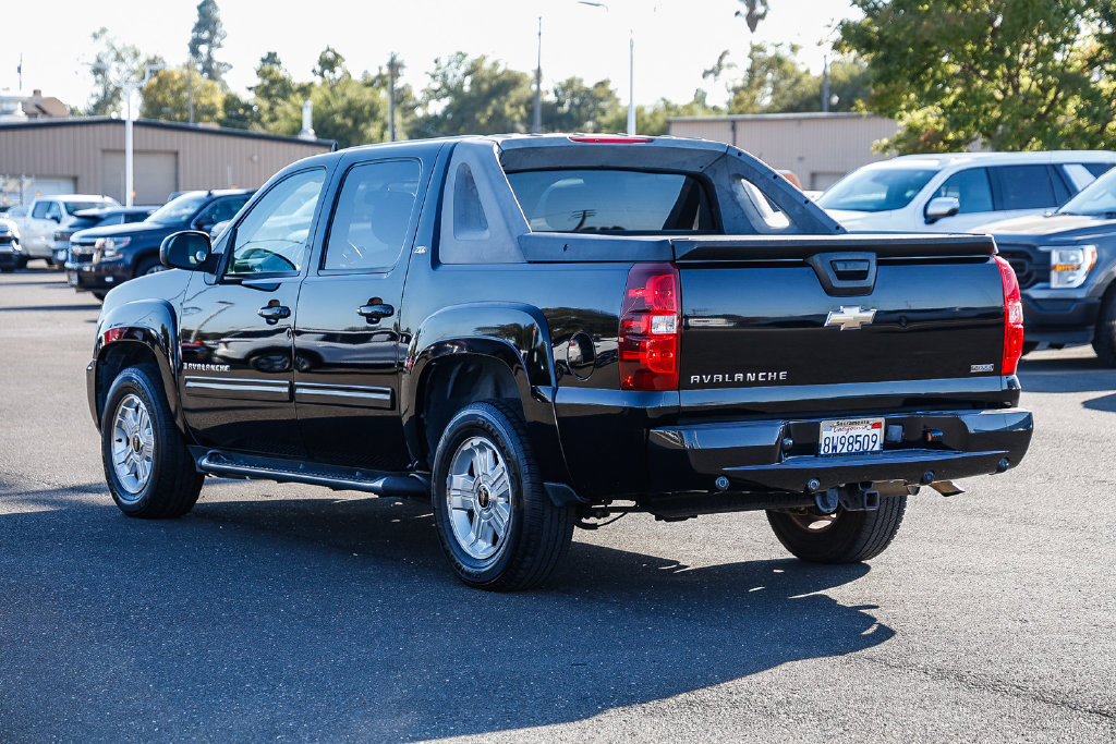 Used 2009 Chevrolet Avalanche LT w/ Suspension Package, Off-Road AWD/4WD image 2