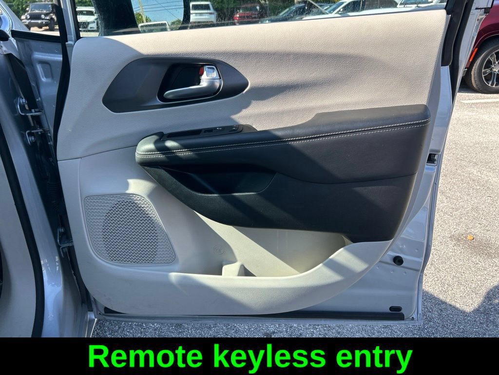 Used 2024 Chrysler Pacifica Touring-L FWD image 25
