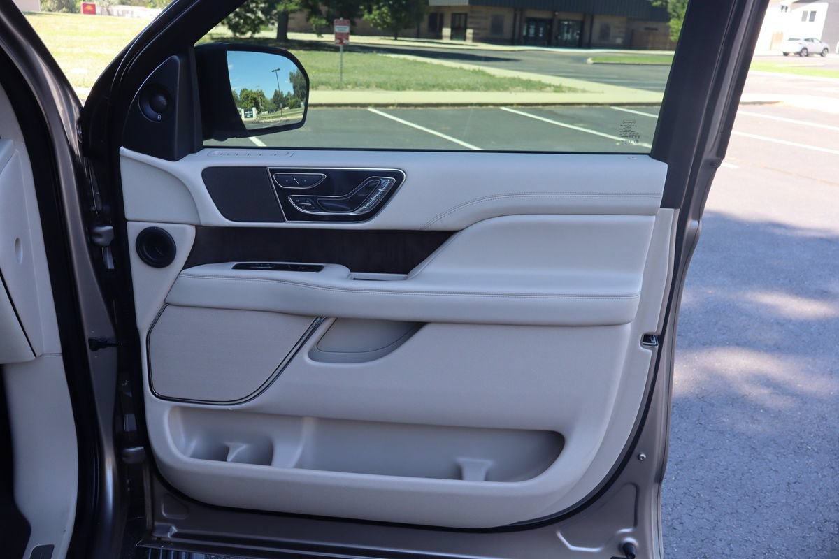 Used 2018 Lincoln Navigator Reserve w/ Technology Package AWD/4WD image 28