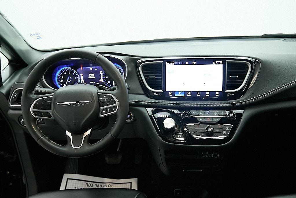 Used 2025 Chrysler Pacifica Select AWD/4WD image 22