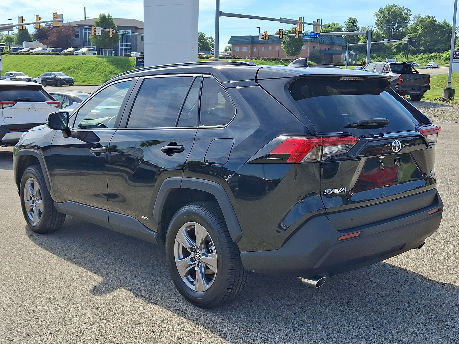 Used 2025 Toyota RAV4 XLE AWD/4WD image 4