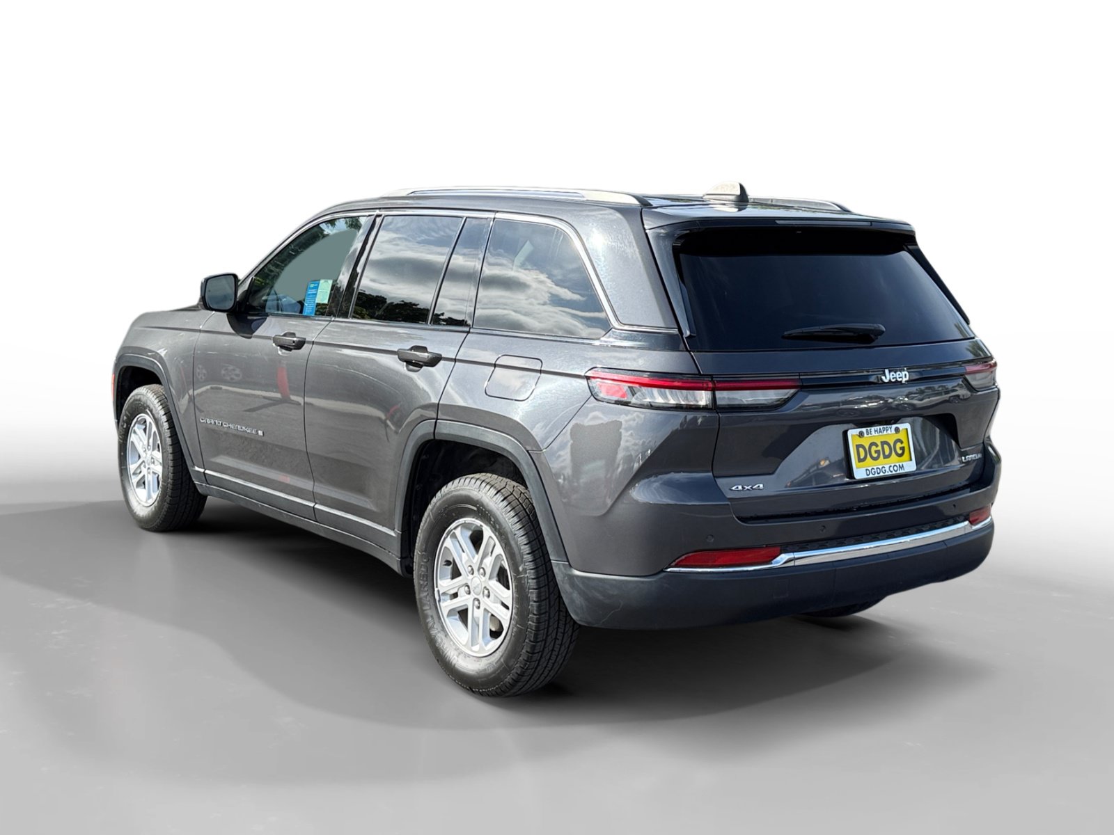 Used 2024 Jeep Grand Cherokee Laredo AWD/4WD image 3