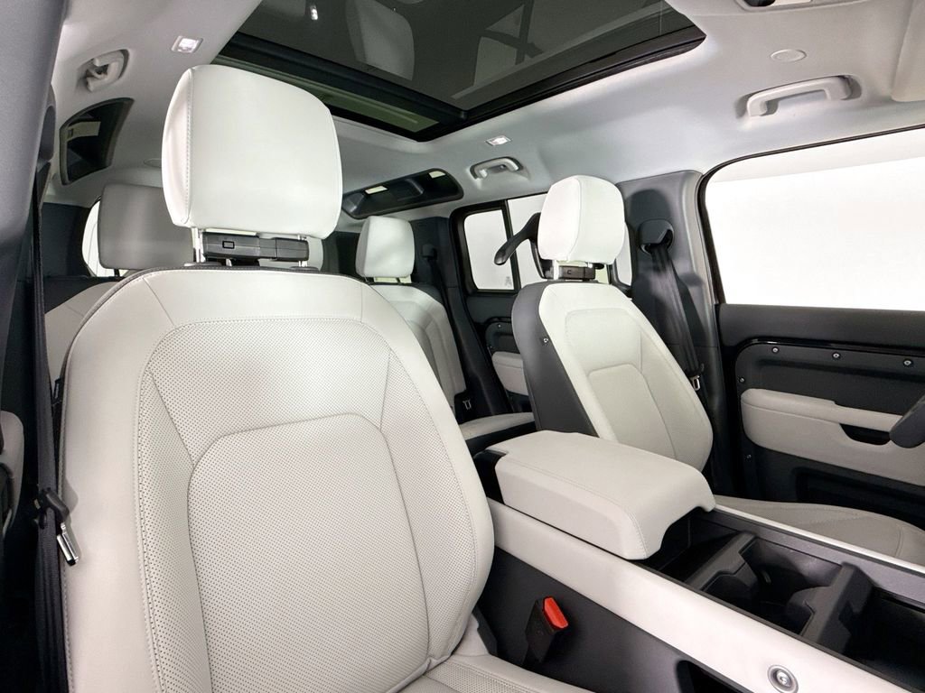 Used 2025 Land Rover Defender 110 X-Dynamic SE image 14