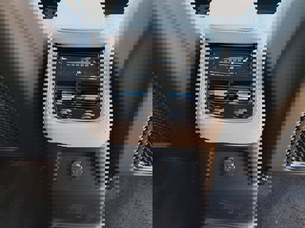 New 2026 Volvo XC90 T8 Core w/ Protection Package Premier image 16