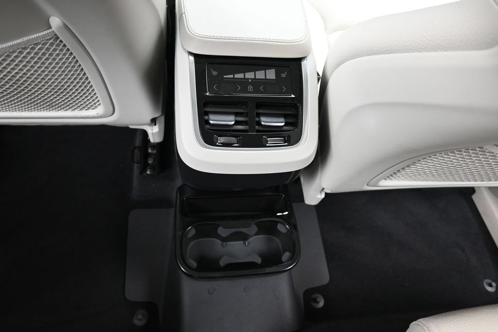 Used 2024 Volvo XC90 B6 Plus w/ Protection Package Premier AWD/4WD image 12