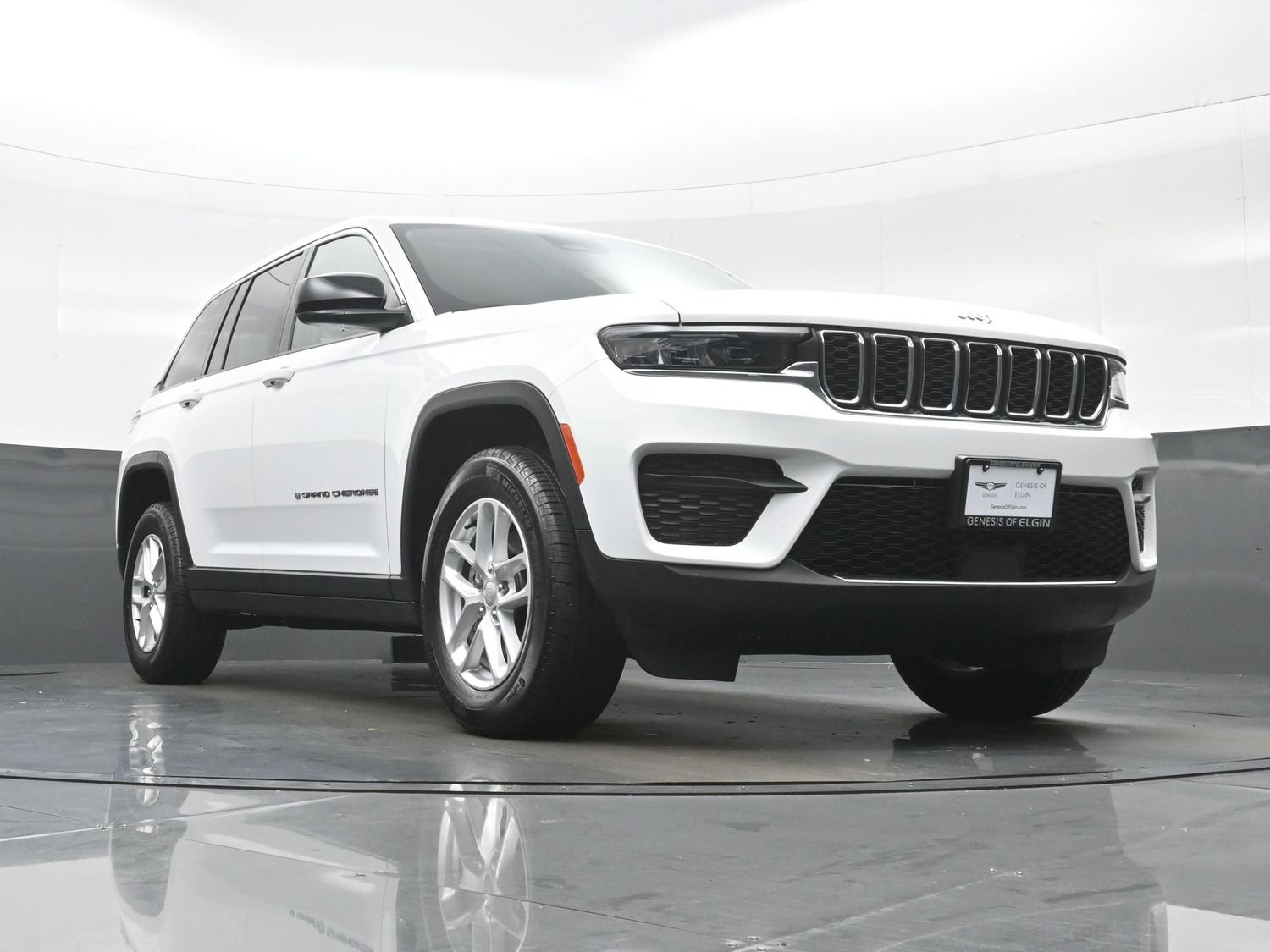 Used 2023 Jeep Grand Cherokee Laredo AWD/4WD image 31