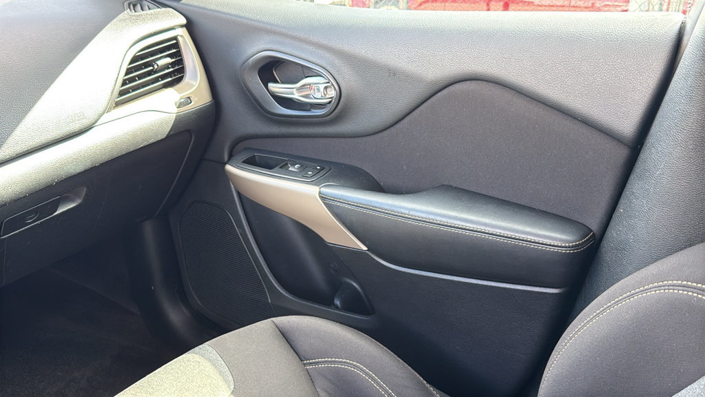 Used 2018 Jeep Cherokee Latitude FWD image 28