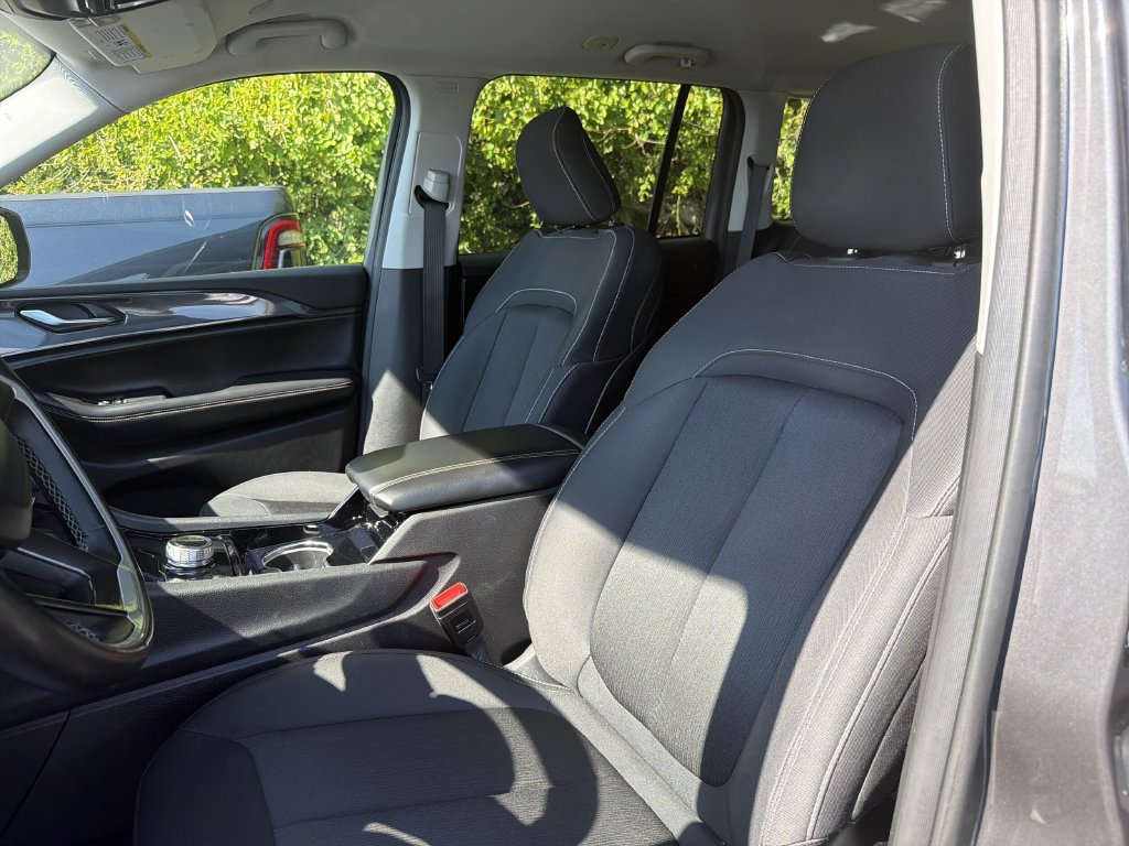 Used 2022 Jeep Grand Cherokee Laredo w/ Luxury Tech Group I AWD/4WD image 16