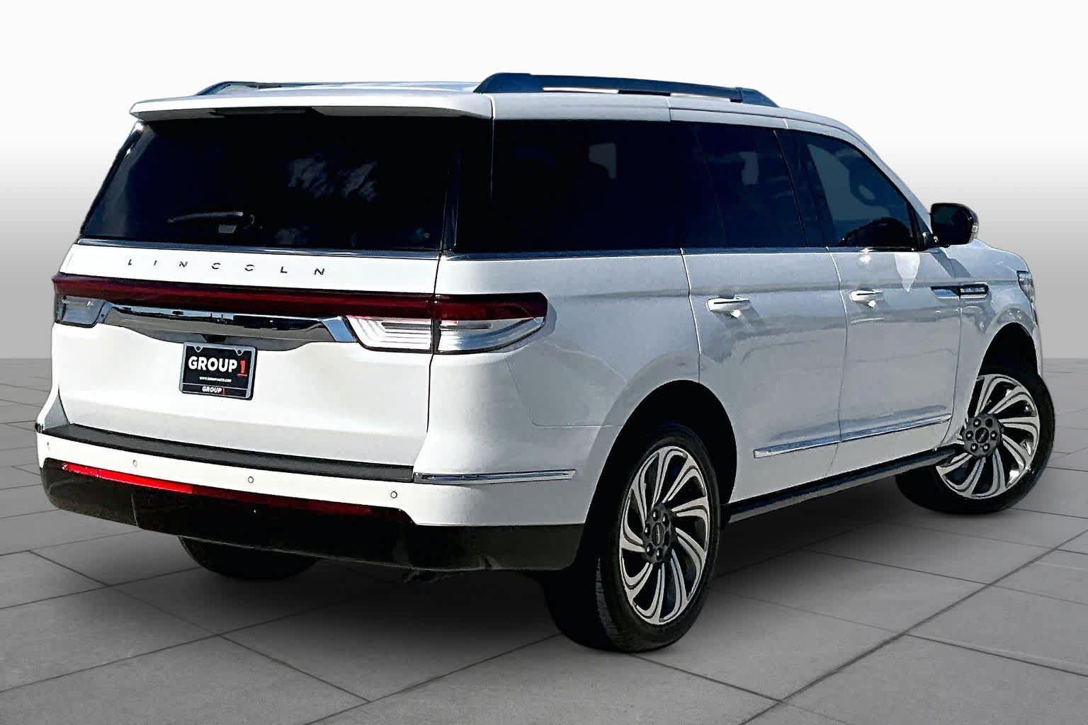 Used 2023 Lincoln Navigator Reserve RWD image 12