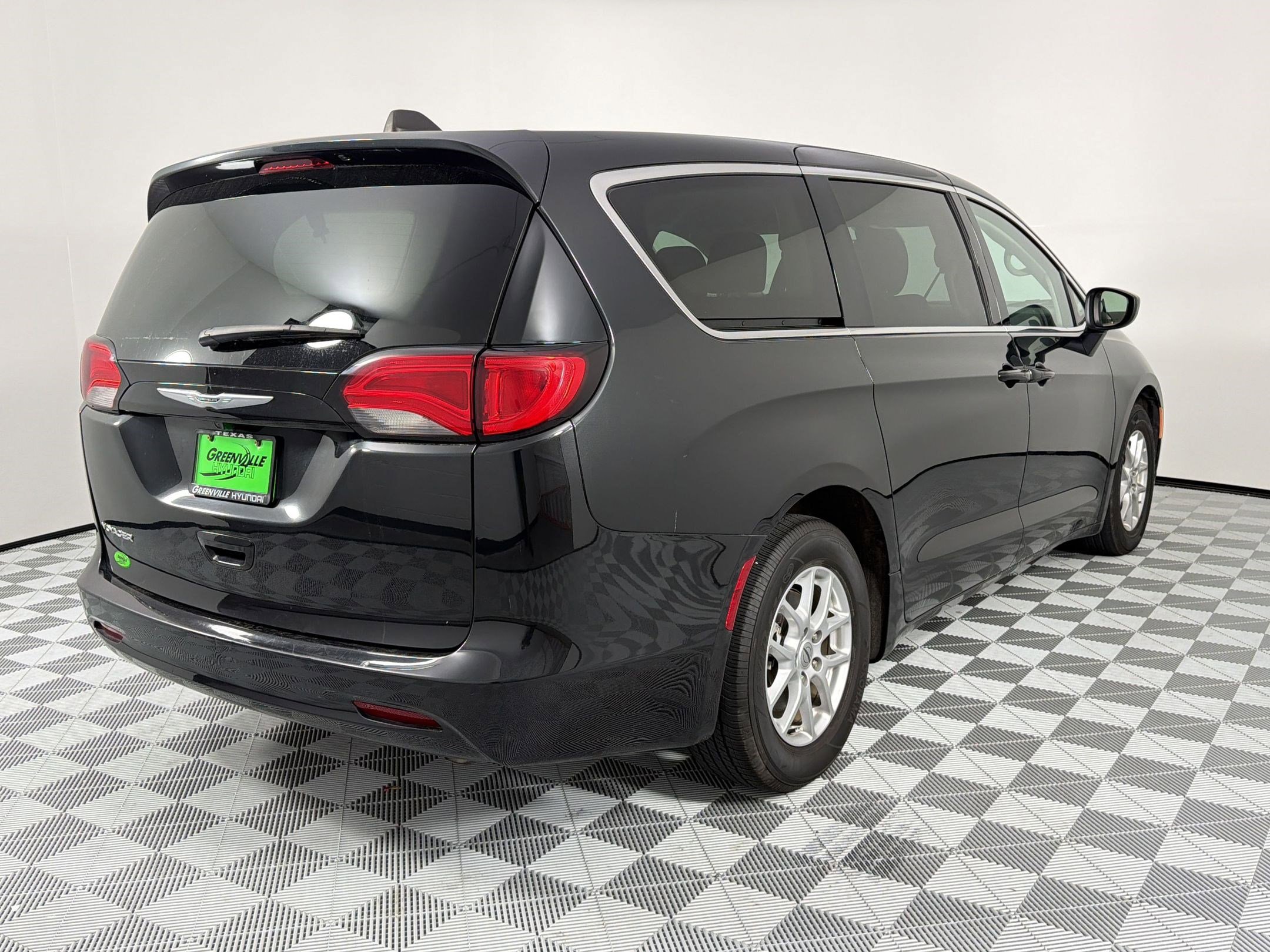 Used 2023 Chrysler Voyager LX image 9