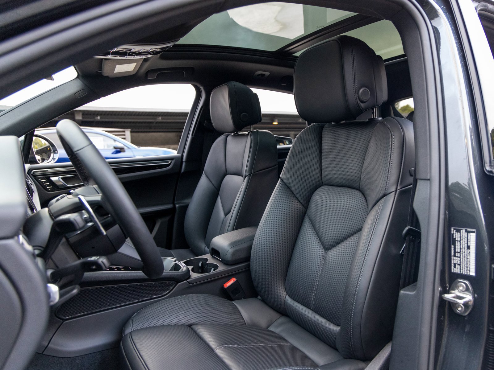 Certified 2025 Porsche Macan image 5