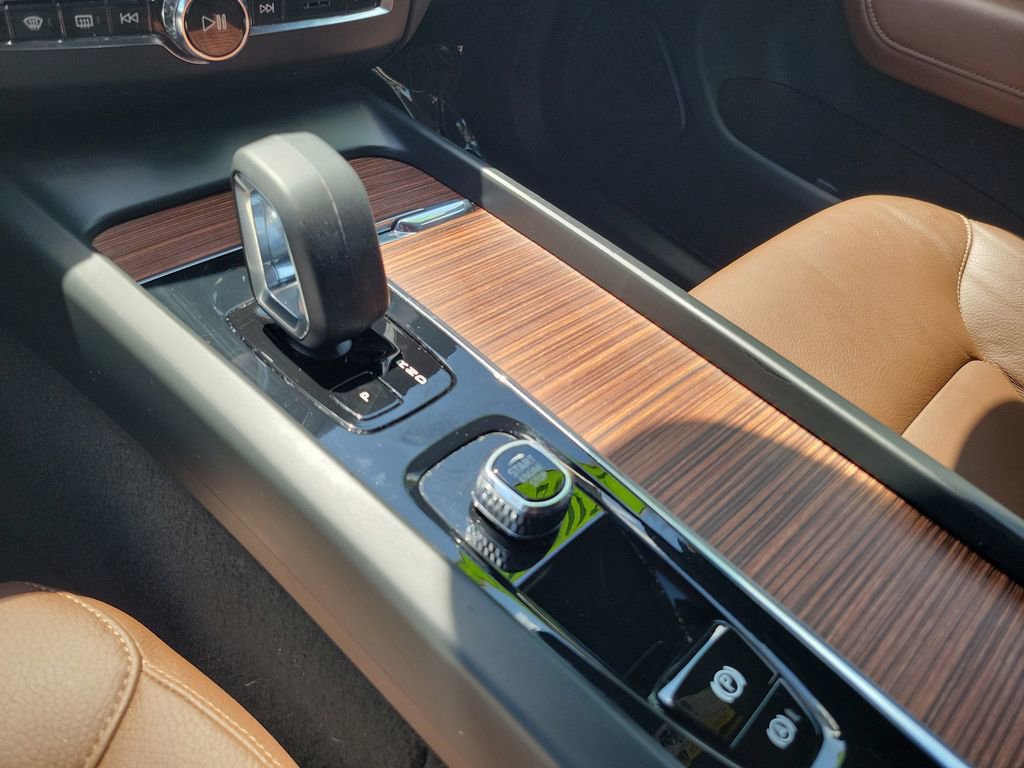 Certified 2024 Volvo XC60 B5 Plus AWD/4WD image 32
