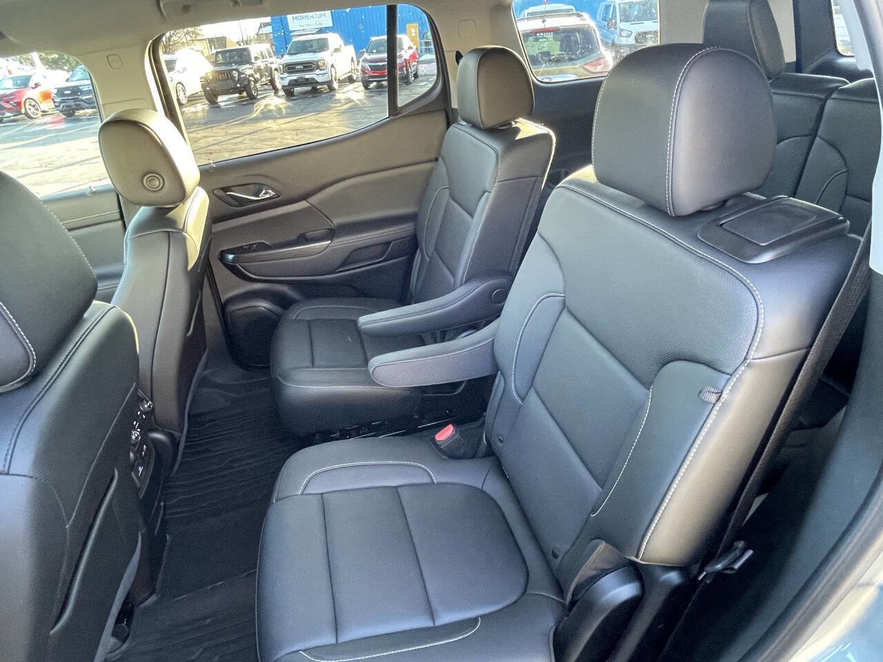 Used 2023 GMC Acadia SLT w/ Preferred Package image 4