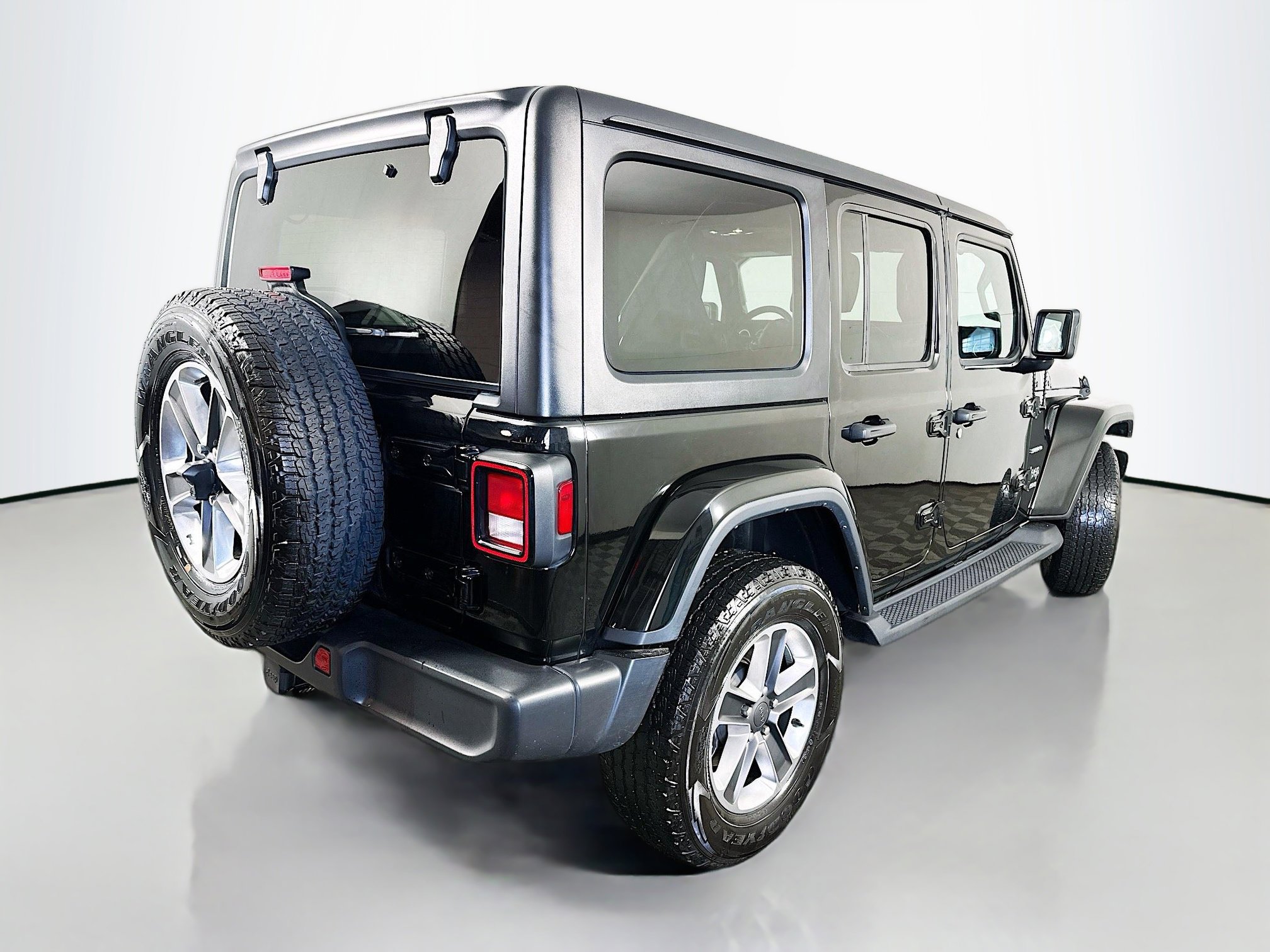 Used 2022 Jeep Wrangler Unlimited Sahara w/ Cold Weather Group AWD/4WD image 7