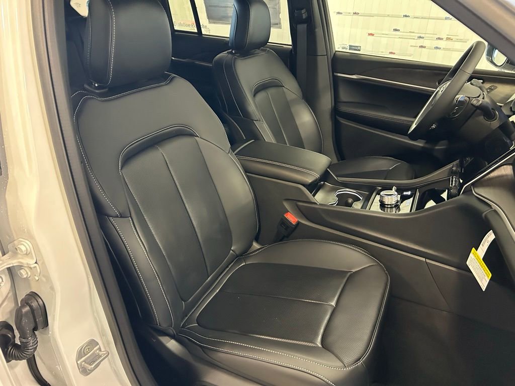 New 2025 Jeep Grand Cherokee Limited w/ Luxury Tech Group II image 23