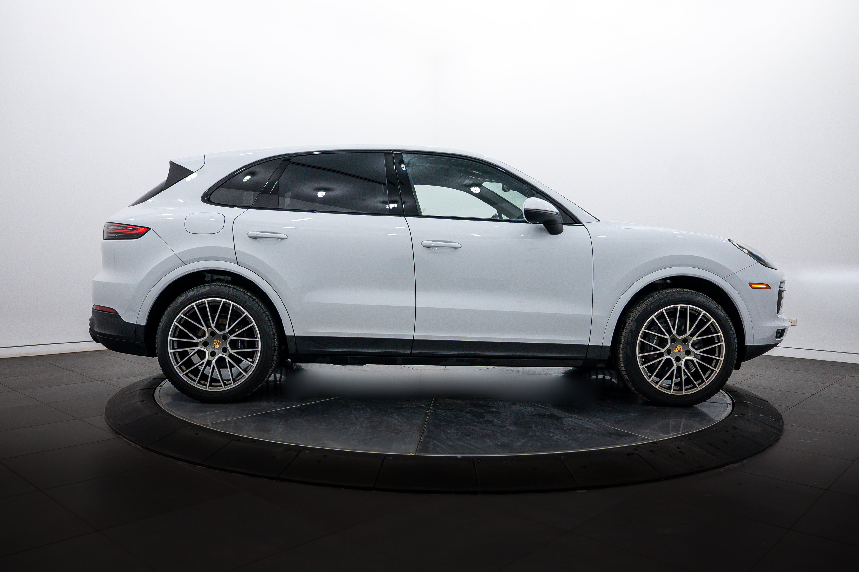 Certified 2023 Porsche Cayenne Platinum Edition image 8