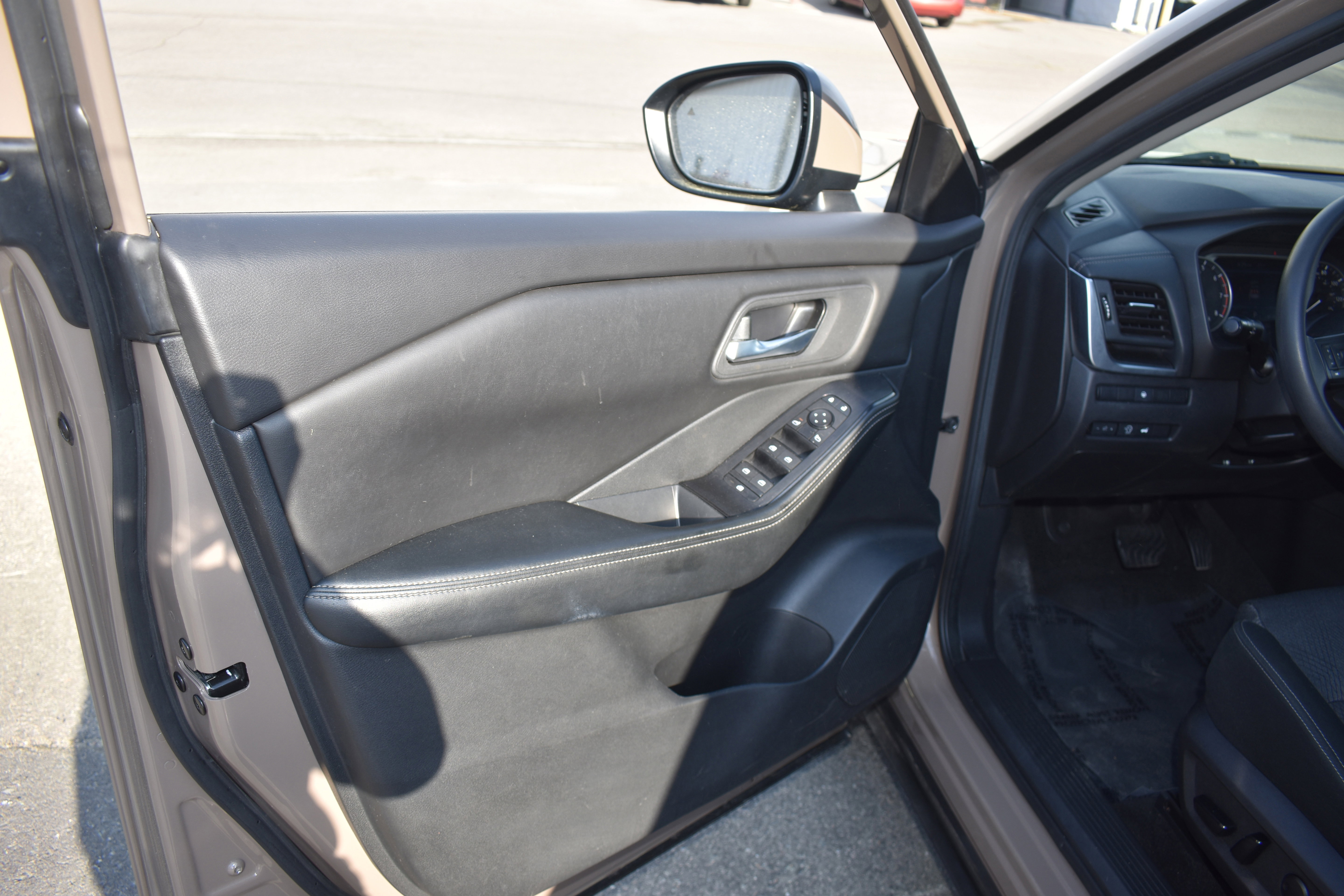 Used 2024 Nissan Rogue SV image 25