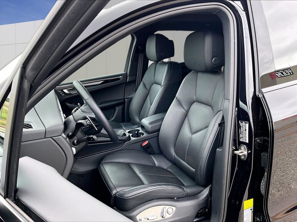 Certified 2025 Porsche Macan AWD/4WD image 5