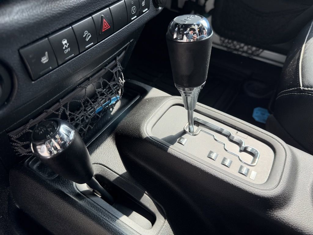 Used 2015 Jeep Wrangler Unlimited Rubicon w/ Connectivity Group AWD/4WD image 30