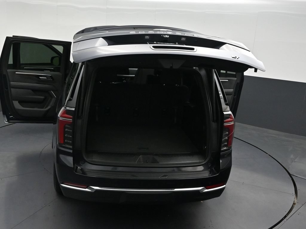 Used 2025 Chevrolet Suburban LT RWD image 37