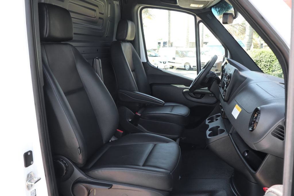 Used 2025 Mercedes-Benz Sprinter 2500 image 38